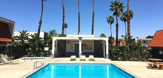 Building Photo - Spacious 3-Bedroom Condo in the Indian Can... Unit A