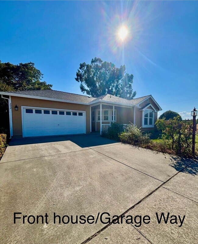 Photo - Beautiful 3 bedroom 2 bath house!