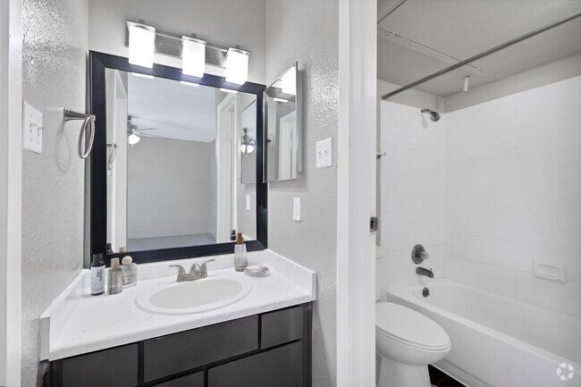 Studio, 1BA - 475SF - Bathroom - Estates at Westchase