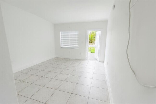 Photo - 1100 NE 12th Ave Unit 9