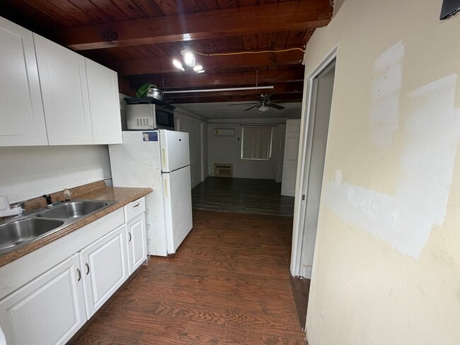 Building Photo - 1410 N 65th Ter Unit b