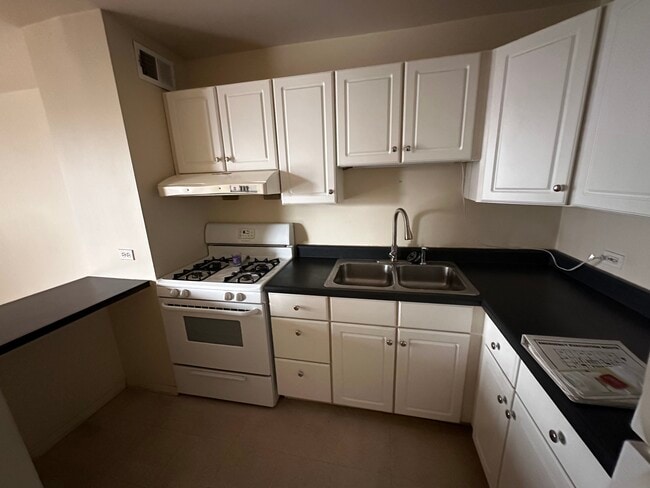 Building Photo - 2605 S Indiana Ave Unit 206