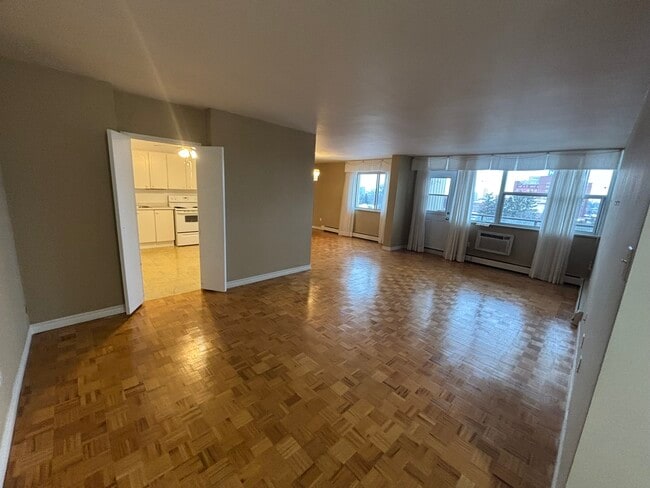 Photo - 1061 Queen's Blvd Unité 803