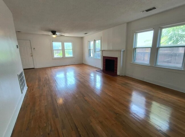 Photo - CUTE 2 bedroom, 1 bath home AVAILABLE NOW!