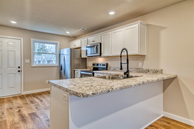 Photo - 913 W 9th St