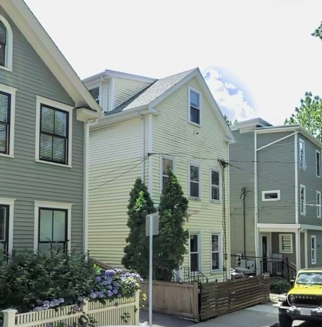 Building Photo - 22 Hingham St