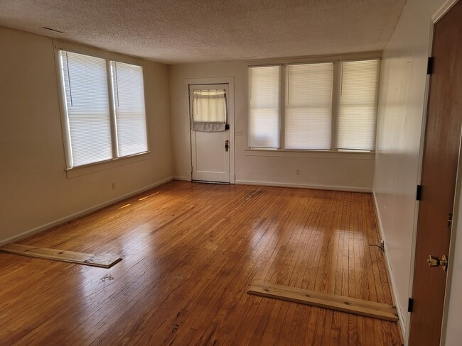 livingroom - 448 W Railroad Ave