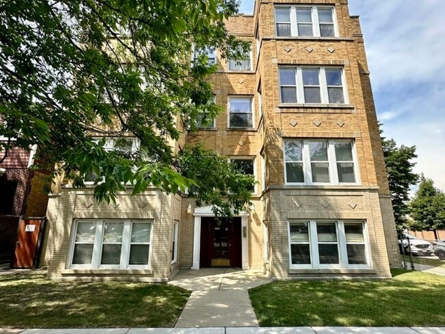 Building Photo - 4870 N California Ave Unit 1N Rental