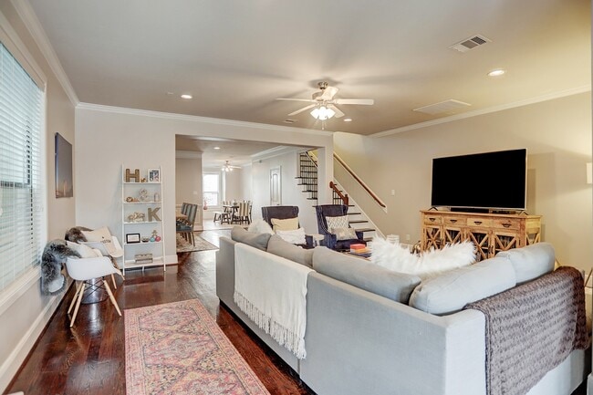 Photo - 213 W 26th St