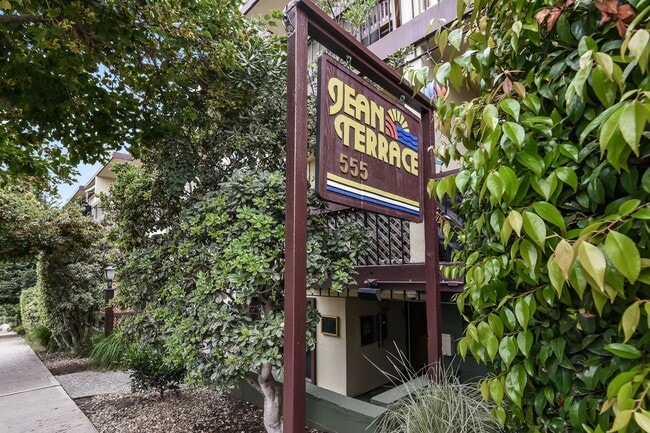 Building Photo - Light And Bright One Bedroom Condo In Oakl... Unit 430