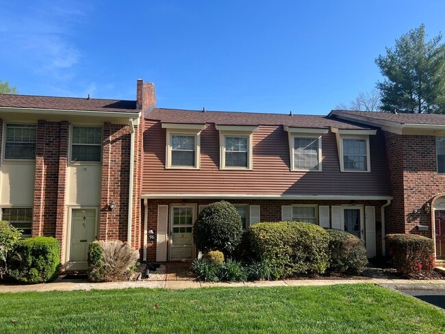Building Photo - The Forest Townhomes Off Old Forest Road