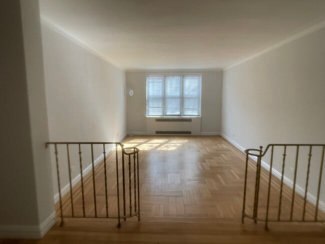 Building Photo - 210 Martine Ave Unit 1H