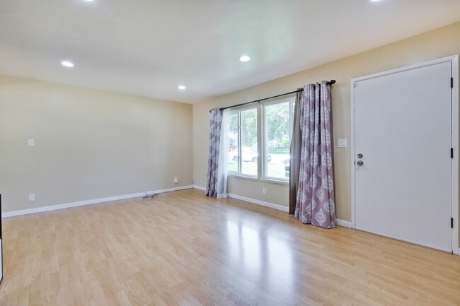 Photo - Beautiful 4 Bed 2.5 Bath Town Home in Fremont Northgate Area !