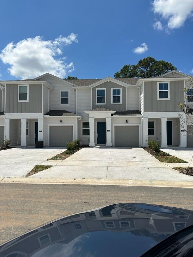 Building Photo - Beautiful Townhome  3 Bedroom 2.5 Bathroom