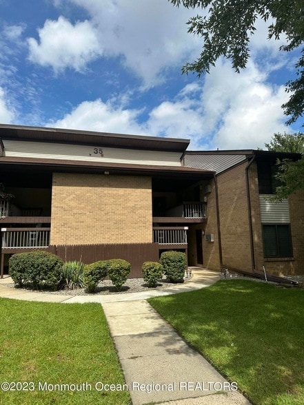 Photo - 35 Amberly Dr