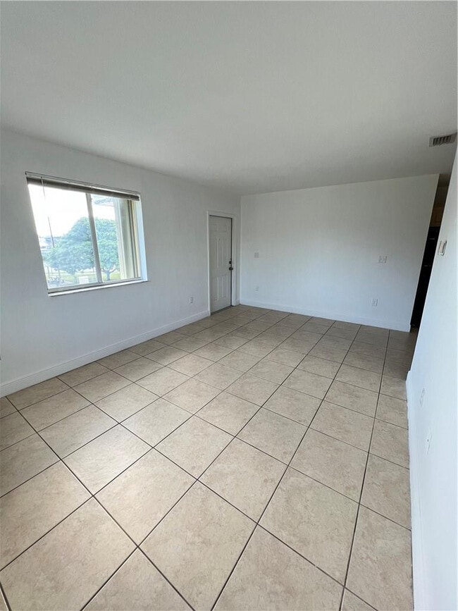 Photo - 2185 NW 16th Terrace Unidad 8