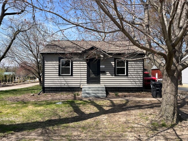 Building Photo - Fully Remodeled 2 Bedroom 1.5 Bathroom House in Moline