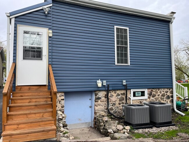Building Photo - 11323 Fox River Rd Unit #2 Rental