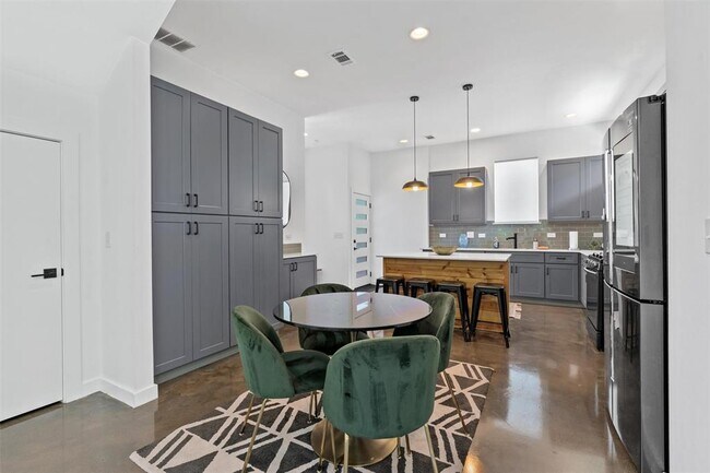 Photo - 2411 E 11th St