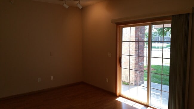 Photo - 2 bedroom, 1 bath condo on Iowa City's southeast side Unidad 2