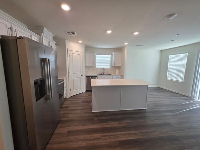 Photo - Spacious, beautiful and ready to be occupied!