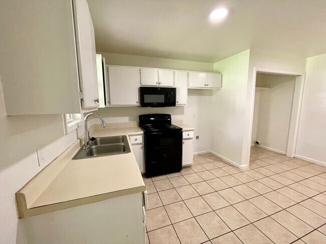 Photo - 3 Bedroom / 1 Bath in Apartment in Truman Available Now!