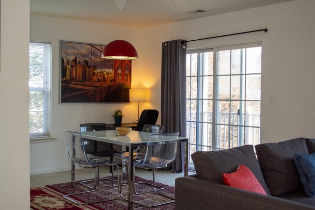 Building Photo - 889 Green St