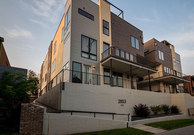 Building Photo - Newer Build 2 Bedroom, 4 Bathroom Jefferson Park Townhome
