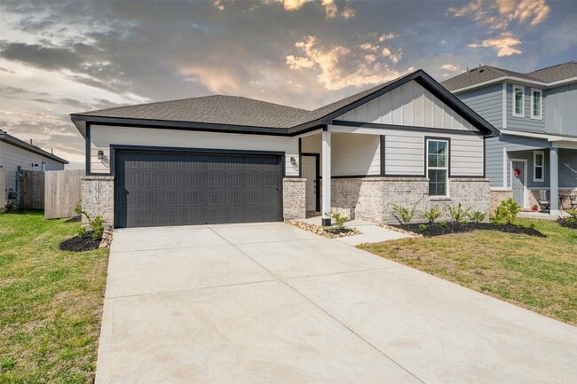 Building Photo - 16743 Needlepoint Dr