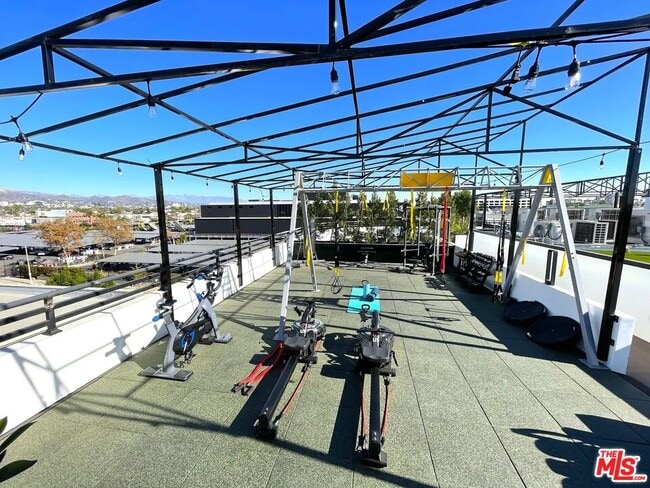 Photo - 105 S Fairfax Ave Unidad 306