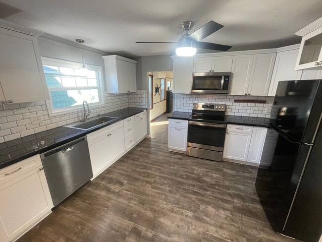 Photo - **MOVE IN SPECIAL!** Large 2 Bedroom with Bonus Space!