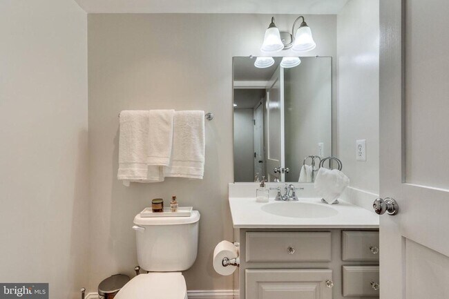 Photo - 820 W Glebe Rd