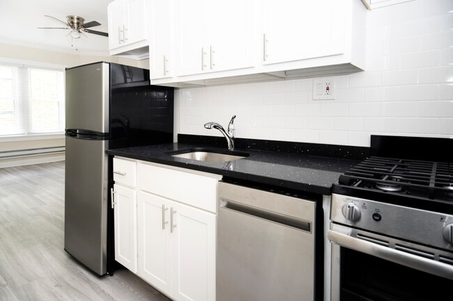 Photo - 630 W Roscoe St