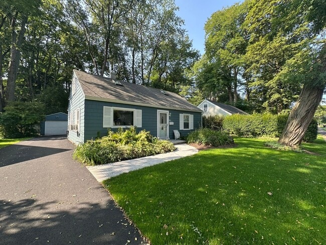 Building Photo - Single Family Home! 2 Bed 2 Bath $2250