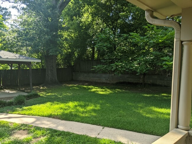 Photo - 901 N Azalea Dr