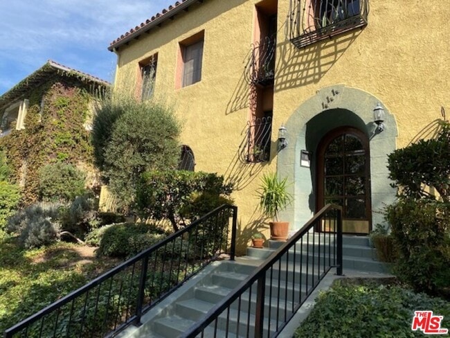 Photo - 444 N Sycamore Ave Unit 5