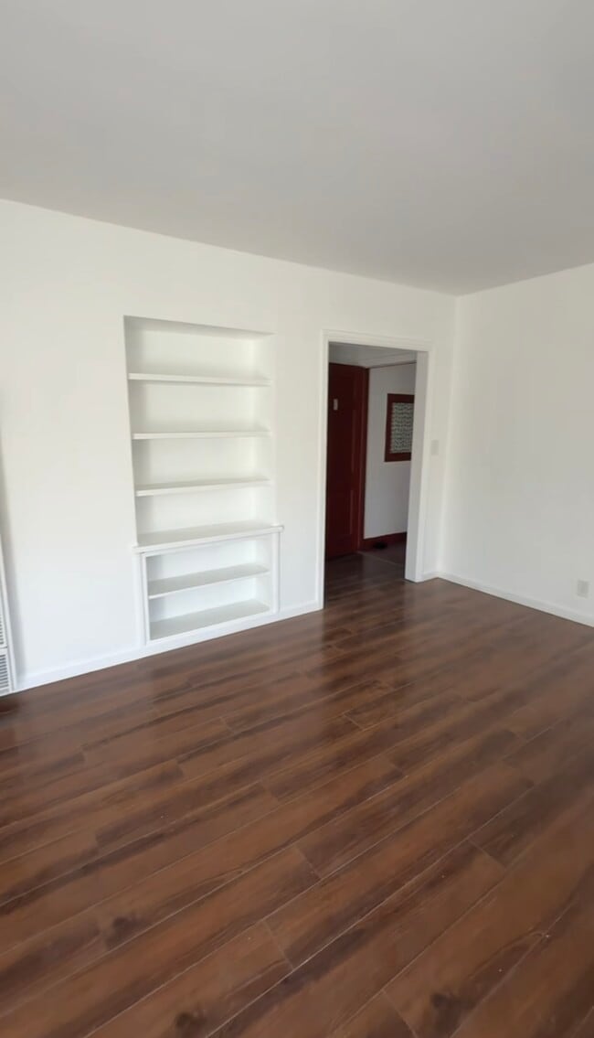 Living Room - 636 W Queen St Unit Apt C