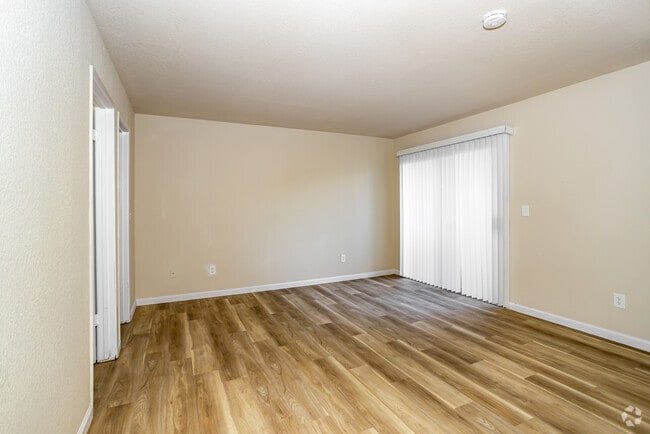 2BR, 2BA - 1,008SF