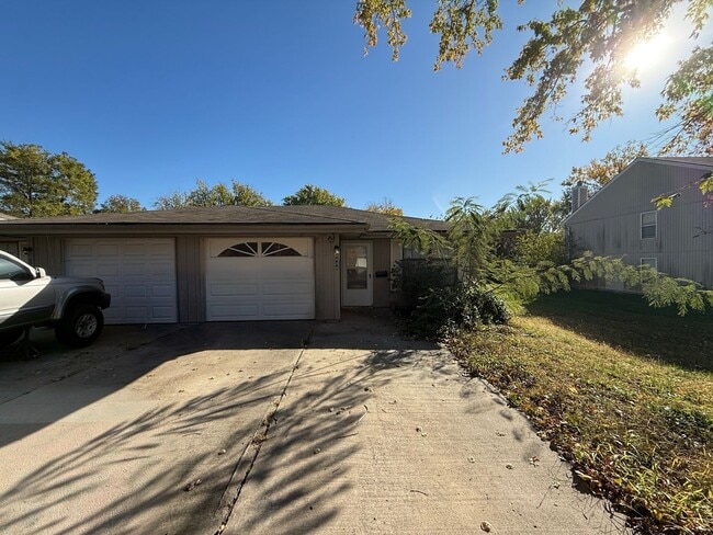 Building Photo - 402-404_SW 6th ST Unit 404