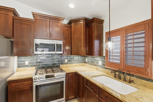 Photo - 114 S Beyerville Pl