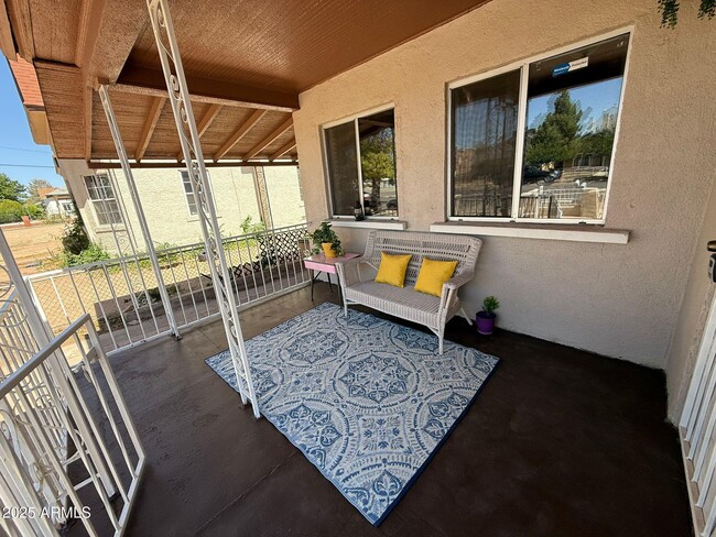 Photo - 851 E 9th St