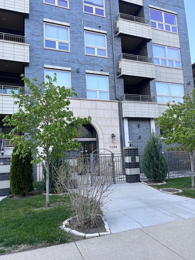 Building Photo - 1208 E 64th St
