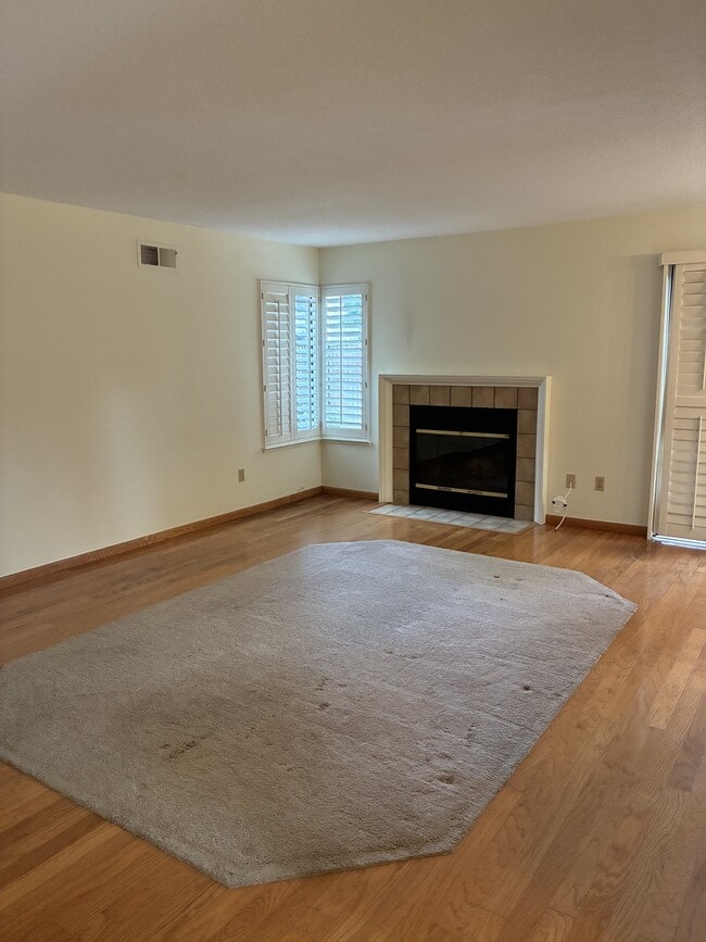 Photo - 1065 Huntington Common