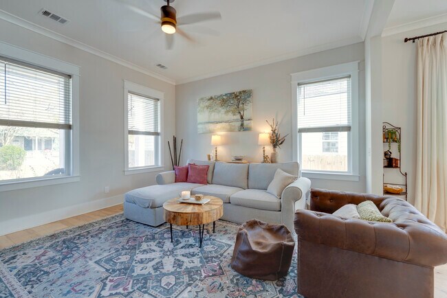 Photo - 615 E 33rd St