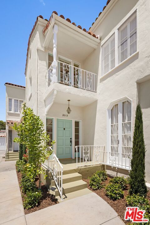 Building Photo - 2011 Beachwood Dr