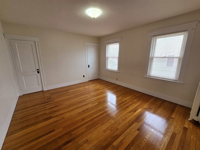 Building Photo - 24 Cushing St Unit 2 Rental