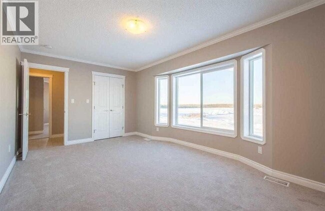 Photo - 5215-5252 52 St