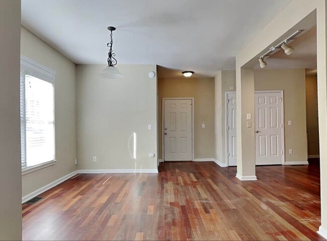 Photo - 66 Kenyon St SE