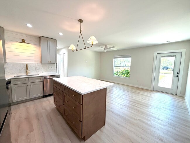 Photo - 2624 2nd St SW
