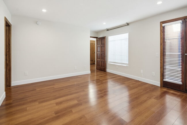 Sala de estar con luz natural - 369 Palm Ave